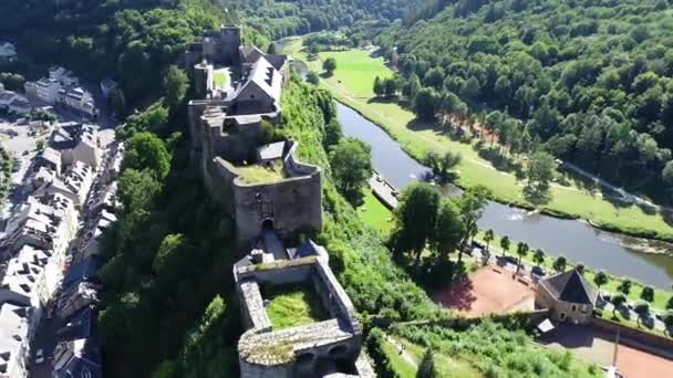 Vista Aérea Del Castillo Bouillon Rodeado Río Árboles Castillo Medieval — Vídeos de Stock