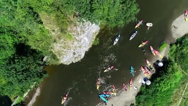 Vista Aérea Pessoas Pulando Água Alta Rocha Penhasco Grupo Kayakers — Vídeo de Stock