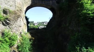 Belçika 'daki Bouillon' un havadan görünüşü. İnsansız hava aracı kaledeki ya da duvardaki delikten uçuyor. Güzel manzara ortaya çıkıyor. Avrupa 'daki Bouillon şehrinin dünya mirasını gösteren destansı görüntüler.. 