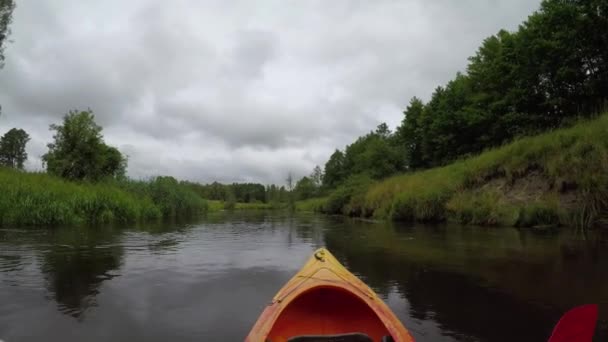 第一人称诗的观点独木舟或独木舟的观点 镜头来自皮艇内部的水 在峡谷里的河里划船的人 常绿的 夏天或春天 多云的天气 暑期活动 — 图库视频影像
