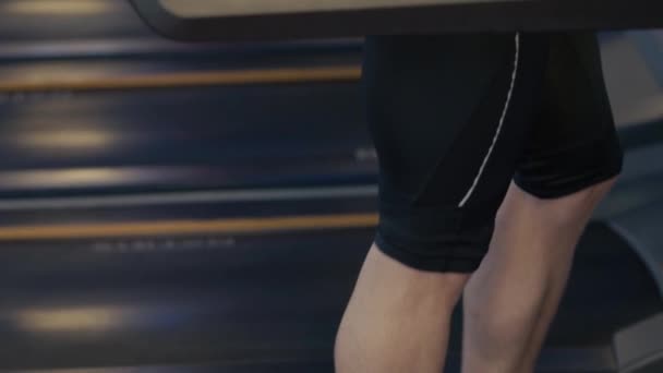 Uomo Molto Forma Vestito Con Leggings Neri Una Camicetta Stretta — Video Stock