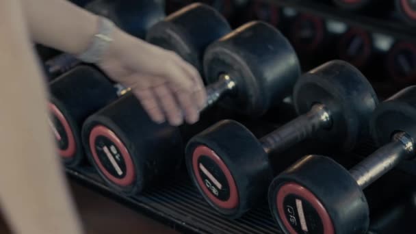 Спортзале Фитнес Клубе Женщины Выбирают Гантели Упражнений Мышечного Наращивания Большой — стоковое видео