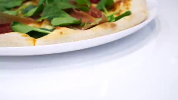 Vue Rapprochée Pizza Italienne Préparée Avec Prosciutto Des Épinards Savoureux — Video