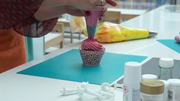 Décorer Cup Cake Avec Crème Prise Vue Des Mains Femme — Video