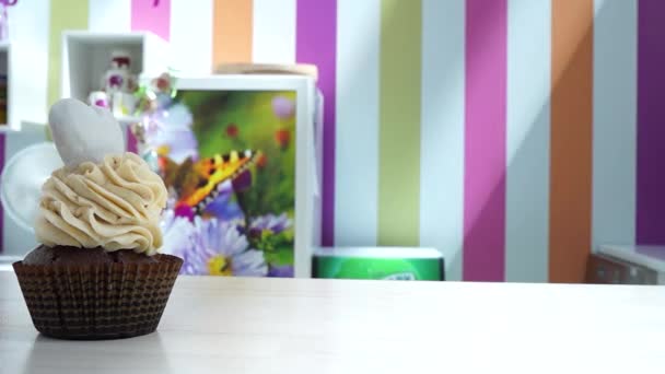 Trois Petits Gâteaux Muffins Joliment Décorés Apparaissant Après Autre Boulangerie — Video