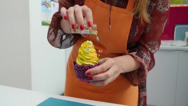 Close Vrouw Hand Houdt Een Frisse Lekkere Cupcake Versieren Met — Stockvideo
