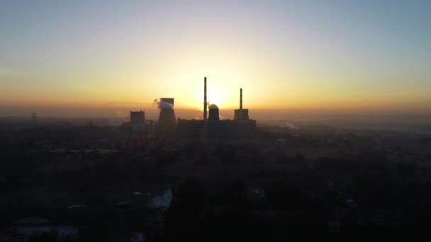 Luftaufnahme Der Schornsteine Der Großindustrie Kraftwerk Goldener Sonnenaufgang Und Großes — Stockvideo