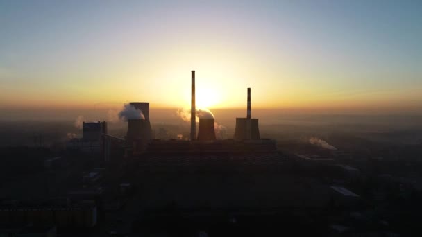 Enerji Santralindeki Büyük Sanayi Bacalarının Havadan Görüntüsü Altın Gün Doğumu — Stok video