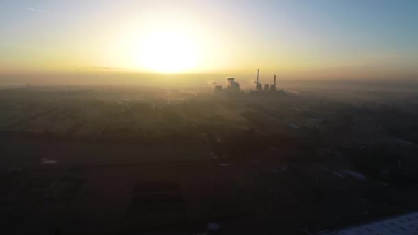 発電所でのビッグ産業煙突の空中ビュー 日没の背景に金の日の出と大きな大国 都市と大きな煙突 コンセプト 気候変動 エネルギー 活動家 — ストック動画