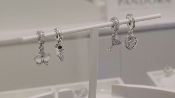Ювелирном Магазине Сверкающие Серебряные Амулеты Блестящими Камнями Кристаллами Висящими Раскачивающимися — стоковое видео