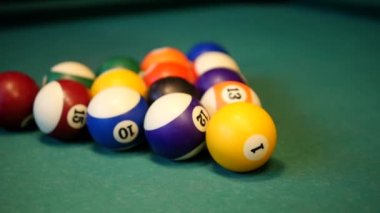 Bilardo ya da gece kulübü bilardo topları bilardo masasındadır. Maç başlamak üzere. İlk mola atışı. Kavram: bilardo, bilardo, bilardo, bilardo, kulüp, bar, eğlence 