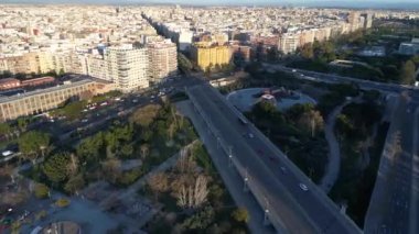 Valencia, İspanya, Valencia 'nın hava manzarası, Turia' nın bahçesindeki Gulliver oyun parkının yukarısından insansız hava aracı manzarası, 4k 'de biçimlendirilmiş dev Gulliver heykeli ve Valencia' nın ünlü yerleri.