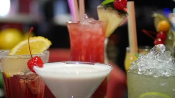 Zbliżenie Barwnych Napojów Alkoholowych Koktajli Różnych Szklankach Tle Bokeh Nocnym — Wideo stockowe