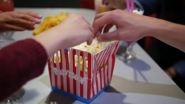 Fiatalok Csoportja Klubban Kocsmában Vagy Bárban Akik Együtt Esznek Popcornt — Stock videók