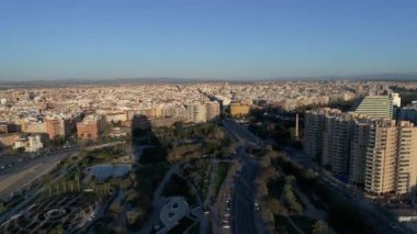 Valencia 'nın Panorama' sı, kuru nehir ve park manzarası. Sabah güneş doğduktan sonra güzel bir panoramik manzara. Arka planda Turia bahçeleri.