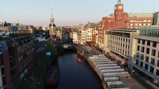 春天或夏天日落时 荷兰阿姆斯特丹著名地点的空中景观 飞越运河和旧中心区 背景是蒙托伦钟楼 美丽的暖色 — 图库视频影像