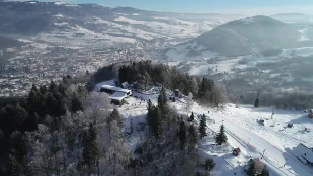 Flygfoto Över Vackra Skidorter Bergen Vinterland Täckt Med Nysnö Perfekt — Stockvideo