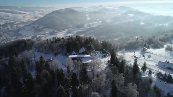 从空中俯瞰高山上美丽的滑雪胜地 冬季的土地上覆盖着新鲜的白雪 滑雪和滑雪板的理想场所 坐电梯的椅子上了山 — 图库视频影像