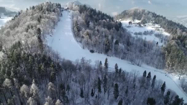 滑雪者和滑雪者在斜坡上滑行的空中景观 美丽的滑雪胜地 配有滑雪电梯 冬季风景 雪白如雪 寒假期间阳光明媚 完美的滑雪条件 — 图库视频影像