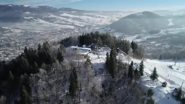 Vista Aérea Bela Estância Esqui Nas Montanhas Terra Inverno Coberta — Vídeo de Stock