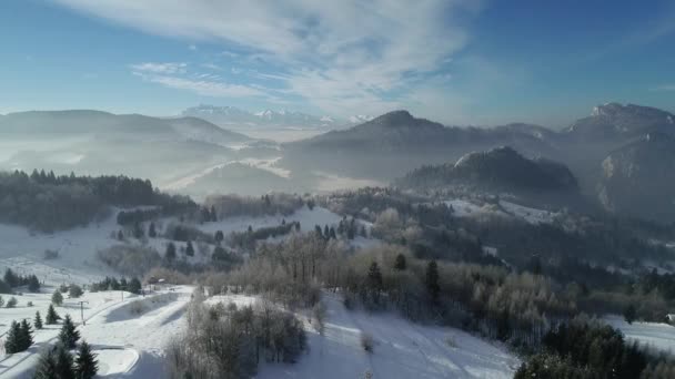 在阳光明媚的日子里 欧洲的滑雪胜地 美丽的冬季雪白的风景 一切都被雪覆盖 滑雪升降机将滑雪者运送到斜坡 — 图库视频影像