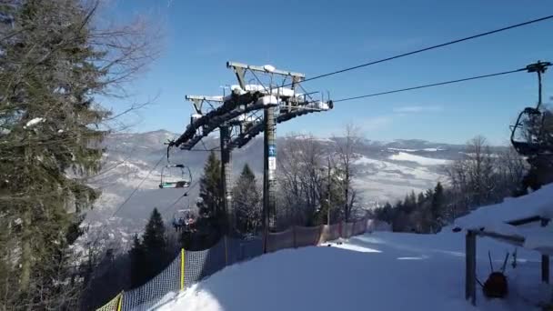 Σκιέρ Που Κάθονται Αναβατήρες Λιφτ Σκι Στο Χειμερινό Χιονοδρομικό Κέντρο — Αρχείο Βίντεο