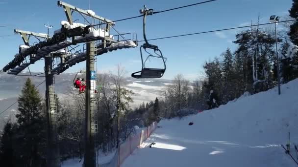 Sciatori Seduti Seggiovia Skilift Nella Stazione Sciistica Invernale Vista Aerea — Video Stock