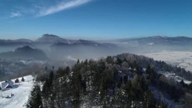 Dağlardaki güzel kayak merkezinin havadan görünüşü. Taze beyaz karla kaplı kış arazisi. Kayak ve snowboard yapmak için mükemmel bir yer. Asansör koltuğu tepeye doğru gidiyor.. 
