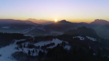Polonya 'daki Tatra Dağları' ndaki güzel karlı dağ kayak merkezinde gün batımının hava manzarası. Büyülü kış toprakları.