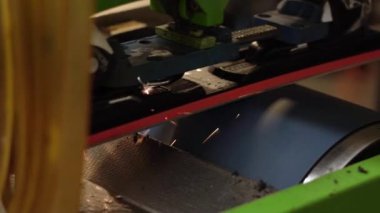 Kayak merkezindeki profesyonel kayak servisinde keskinleşen kayaklar. Uzman bir kayak servisinde profesyonel kayak hazırlığı. Kayak sezonu için uygun bir hazırlık.