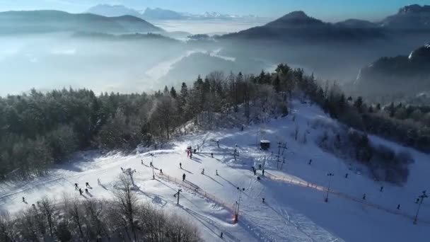 Vista Aérea Pista Esquí Esquiadores Esquiando Por Pista Hermosa Estación — Vídeo de stock