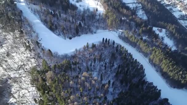 滑雪者和滑雪者在斜坡上滑行的空中景观 美丽的滑雪胜地 配有滑雪电梯 冬季风景 雪白如雪 寒假期间阳光明媚 完美的滑雪条件 — 图库视频影像