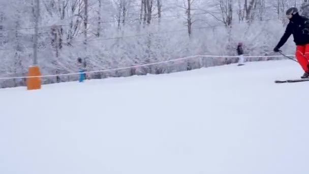 冬季白色季节的滑雪胜地 滑雪者乘坐T型滑雪车 美丽的风景被雪覆盖着 — 图库视频影像