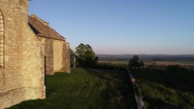 Saint Martin de Laive Kilisesi 'nin Chalon sur Sane, Fransa, Burgundy' deki hava manzarası. Güney Burgundy 'nin ışığı olarak bilinir. Güzel hava, yazın güneşli gün doğumu.. 