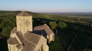 Saint Martin de Laive Kilisesi 'nin Chalon sur Sane, Fransa, Burgundy' deki hava manzarası. Güney Burgundy 'nin ışığı olarak bilinir. Güzel hava, yazın güneşli gün doğumu.. 