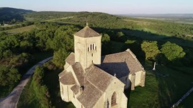 Saint Martin de Laive Kilisesi 'nin Chalon sur Sane, Fransa, Burgundy' deki hava manzarası. Güney Burgundy 'nin ışığı olarak bilinir. Güzel hava, yazın güneşli gün doğumu.. 