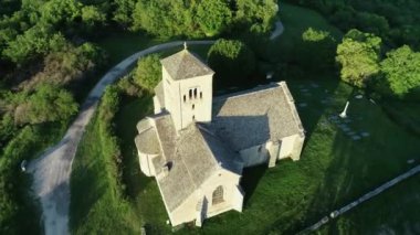 Saint Martin de Laive Kilisesi 'nin Chalon sur Sane, Fransa, Burgundy' deki hava manzarası. Güney Burgundy 'nin ışığı olarak bilinir. Güzel hava, yazın güneşli gün doğumu.. 