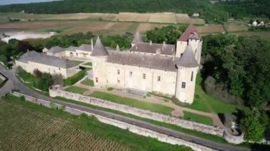 Burgundy, Fransa 'daki üzüm bağlarıyla Chateau de Rully' nin hava manzarası. Konsept: Fransa 'da seyahat, Burgundy şatolarında ve şarap endüstrisinde ziyaret edilecek şeyler