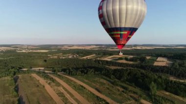 Vadideki güzel Avrupa manzarasında gökyüzünde uçan renkli sıcak hava balonunun havadan görünüşü. Konsept: macera, teklif ve nişan fikirleri, çiftler için romantik zaman
