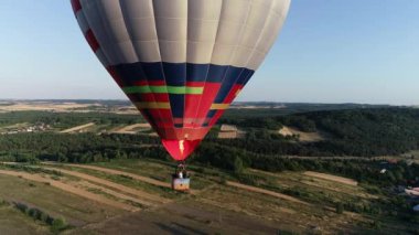 Vadideki güzel Avrupa manzarasında gökyüzünde uçan renkli sıcak hava balonunun havadan görünüşü. Konsept: macera, teklif ve nişan fikirleri, çiftler için romantik zaman
