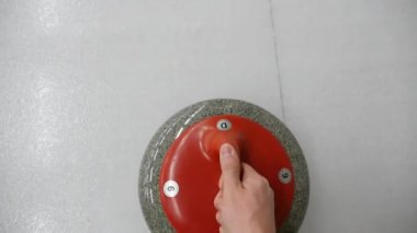 Pov, bigudi tutmanın ve buz tabakasında kayan kaygan taşın bakış açısı. Kış olimpiyat oyunu. 