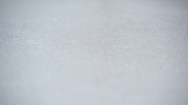 Kapalı kıvrımlı buz örtüsü ve çakıl taşları.