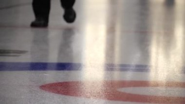 Curling taşı başka bir taşa çarpıyor ve buz tabakasında kayıyor. Konsept: Kış takım sporu, olimpiyat oyunları, kıvırma, kıvırma oyuncuları.