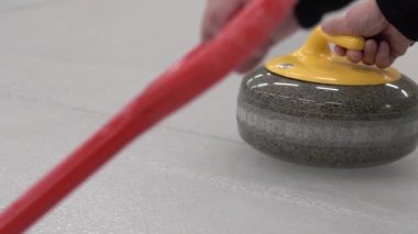 Körling maçı. Bigudiler buz pateni sahasında körling oynuyorlar. Granit taş buz tabakasında kayıyor. Kış olimpiyatlarında körling bir takım sporudur..