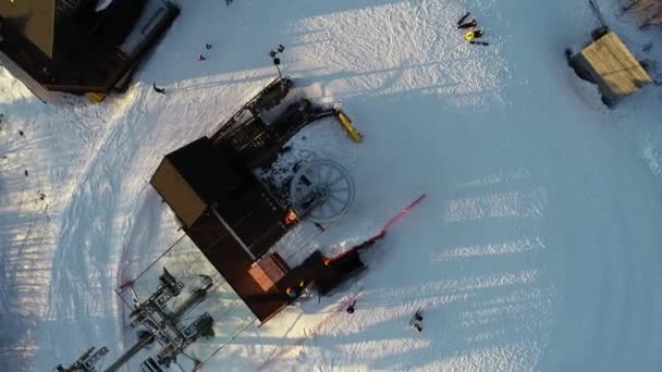 리프트 공중에서 풍경입니다 회전하는 시스템 도르래 눈덮인 슬로프 사람들은 스키를 — 비디오