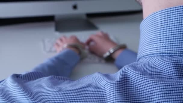 Man Business Shirt Met Handboeien Typend Een Toetsenbord Onderwerp Workaholic — Stockvideo