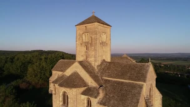 法国萨纳河畔 勃艮第 圣马丁 莱韦斯教堂的空中景观 它被称为南勃艮第之光 美丽的天气 夏日阳光灿烂的日出 — 图库视频影像