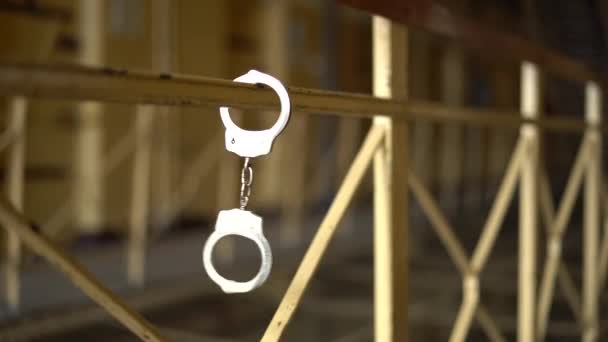 Manette Che Oscillano Sul Corrimano Una Prigione Precedenti Arresto Concetto — Video Stock