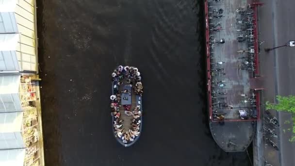 동안에는 암스테르담 운하를 바라본다 공중에서 보트가 가운데를 항해하는 모습을 수있습니다 — 비디오