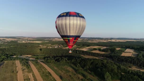 渓谷の美しいヨーロッパの風景の中に空を飛んでカラフルな熱気球の空中ビュー コンセプト 提案と婚約のアイデア カップルのためのロマンチックな時間 — ストック動画